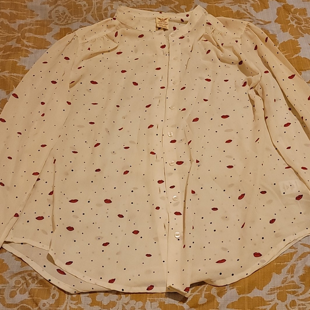Blouse with lips